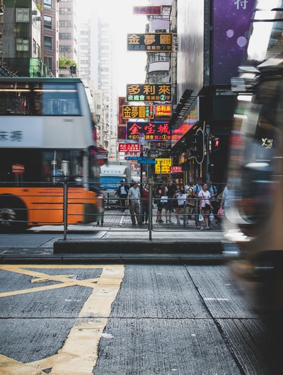 人们站在建筑物附近的前马路上